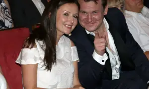 Dominik Tarczyński z żoną i dziećmi na widowni. Uśmiechnięci, w eleganckich strojach.