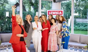 Kobiety z Lewicy, reprezentujące frakcję S&D, pozują do selfie. Ich przynależność do europarlamentu i kluczowe głosowania są kluczowe dla przyszłości.