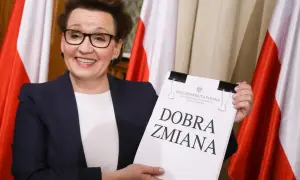 Anna Zalewska prezentuje dokument "Dobra Zmiana", który może dotyczyć reformy edukacji pis, jej wad i zalet.