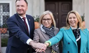 Trzy osoby z Polską 2050 łączą dłonie. Dowiedz się, jak dołączyć do struktur lokalnych partii Polska 2050.