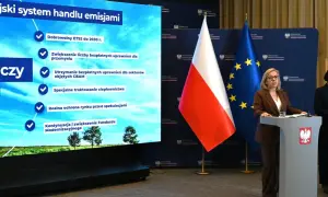 Ministerstwo Klimatu i Środowiska: Polska 2050 stawia wyzwania w handlu emisjami. Dwie kobiety przy mównicach, flagi Polski i UE.