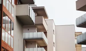 Nowoczesne balkony i okna w budynku mieszkalnym. Konfederacja proponuje program mieszkaniowy: deregulacja zamiast dopłat.