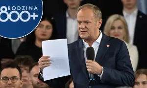 Donald Tusk przemawia, a w tle widnieje logo "Rodzina 800+". Czy Koalicja Obywatelska planuje zlikwidować 800 plus?
