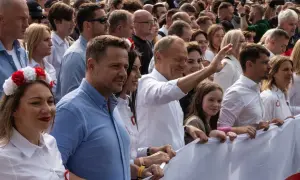 Uśmiechnięty Donald Tusk i tłum ludzi z biało-czerwonymi akcentami, wspierający platformę obywatelską.