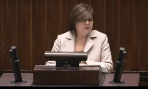 Kobieta w jasnej marynarce przemawia w sali sejmowej. Dyskusja o tym, jak rządy PiS wpłynęły na system ochrony zdrowia.
