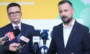 Szymon Hołownia i Włodzimierz Czarzasty przed mikrofonami mediów. Czy to wyjaśnia, dlaczego spada poparcie dla Polska 2050 w sondażach?