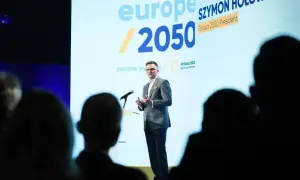Szymon Hołownia przemawia na tle hasła "Polska 2050", omawiając stosunek do UE i przyjęcia euro.