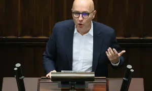Mężczyzna w okularach przemawia, wyjaśniając, jak Koalicja Obywatelska planuje uzdrowić spółki skarbu państwa.