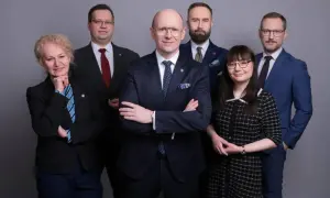 Zespół Ordo Iuris w formalnych strojach, gotowy do działania.