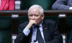 Jarosław Kaczyński w zamyśleniu, jak pis finansował kampanie wyborcze.