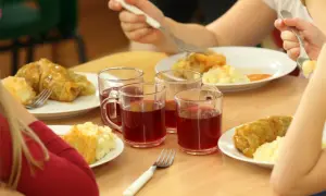 Dzieci jedzą bezpłatne posiłki w szkole. Koszty programu lewicy obejmują takie obiady, jak gołąbki z ziemniakami i kompot.
