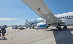 Samolot Enter Air na płycie lotniska, gotowy do startu. Kontrola graniczna za nami, czas na podróż.