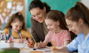 Nauczycielka wspiera uczennice w nauce. Ministerstwo edukacji w rękach Koalicji Obywatelskiej to szansa na likwidację prac domowych i więcej radości z nauki.