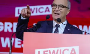 Włodzimierz Czarzasty, lider Lewicy, przemawia, wskazując palcem. Jego retoryka podkreśla, jak utrzymał władzę w nowej lewicy, budując silną pozycję.