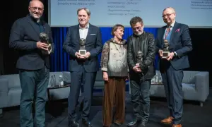 Pięciu ludzi z nagrodami. Jeden z nich trzyma statuetkę "Nagroda Wilczka", nawiązującą do programu Konfederacji "powrót do wolności gospodarczej".