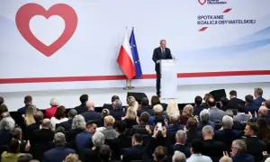 Spotkanie Koalicji Obywatelskiej. Donald Tusk przemawia do zgromadzonej publiczności, która stanowi twardy elektorat partii.