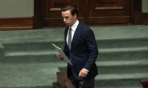 Wicemarszałek Krzysztof Bosak z dokumentami w ręku, podsumowuje pracę w prezydium Sejmu.