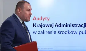 Audyty w ministerstwach po rządach PiS, wyniki Koalicji Obywatelskiej. Mężczyzna w garniturze prezentuje wyniki kontroli.