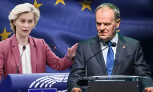 Ursula von der Leyen i Donald Tusk na tle flagi UE. Ich relacje z Unią Europejską to historia konfliktów i napięć.