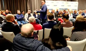 Mężczyzna przemawia do zebranych, prezentując postulaty dla małych i średnich przedsiębiorców w ramach projektu Polska 2050.