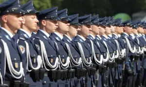 Ustawieni w szeregu policjanci w galowych mundurach. Czy to zapowiedź reformy policji i służb mundurowych w ramach koalicji obywatelskiej?