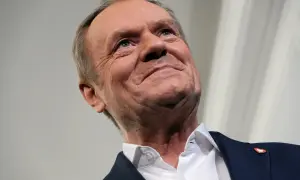 Uśmiechnięty Donald Tusk, jak polityka rządu Tuska wpływa na giełdę i rynek kapitałowy.