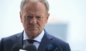 Donald Tusk z zaciętą miną przed mikrofonami. Czy Koalicja Obywatelska rozliczy afery PiS?
