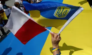 Dłoń trzyma polską i ukraińską flagę. W tle widać ludzi i wielką ukraińską flagę. To symboliczne przedstawienie wpływu koalicji obywatelskiej na relacje Polski z Ukrainą.