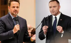 Rafał Trzaskowski buduje pozycję wewnątrz Koalicji Obywatelskiej, przemawiając do mikrofonu. Obok polityk w garniturze.