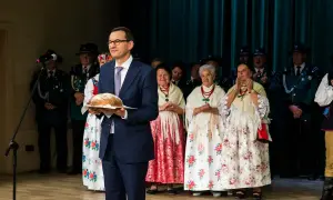 Mateusz Morawiecki z bochenkiem chleba, w otoczeniu osób w strojach ludowych. Kto zyskał najwięcej na rządach prawa i sprawiedliwości?