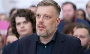 Adrian Zandberg, z charakterystyczną brodą, przemawia. Dlaczego Adrian Zandberg nie wszedł do rządu Donalda Tuska? Pytanie wciąż budzi dyskusje.