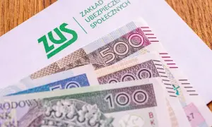 ZUS i polskie banknoty. Marzenie o 13. pensji w 2026 roku staje się realne dzięki oszczędnościom.