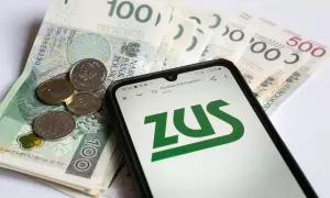 Pieniądze i telefon z logo ZUS. Sprawdź, ile wynosi renta chorobowa.