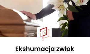 Dłoń na trumnie, bukiet lilii obok. Symboliczne ujęcie przed ekshumacją zwłok.