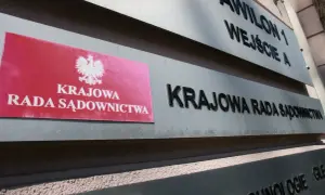 Tablica Krajowej Rady Sądownictwa. Koalicja Obywatelska zapowiada zmiany w KRS, by przywrócić praworządność.