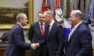 Premier Tusk i Prezydent Duda uściski dłoni, symbol dobrych relacji rządu Tuska z prezydentem Dudą i proces legislacyjny.