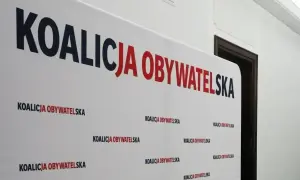Białe tło z napisem "KOALICJA OBYWATELSKA" w dużych, czerwono-granatowych literach. Pod spodem powtarza się mniejszy napis. To symboliczne tło dla dyskusji o stosunku Koalicji Obywatelskiej do Europejskiego Zielonego Ładu.