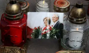 Pamięć o ofiarach katastrofy smoleńskiej. Zdjęcie pary prezydenckiej z kwiatami, otoczone zniczami. Ile kosztowało utrzymanie komisji smoleńskiej Macierewicza?