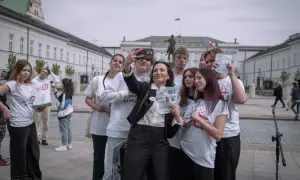 Młodzi ludzie z ulotkami "Młodzi Głosują" robią sobie selfie pod Pałacem Prezydenckim. Czy to odpowiedź na pytanie, dlaczego młodzi ludzie rzadko głosują na PiS?