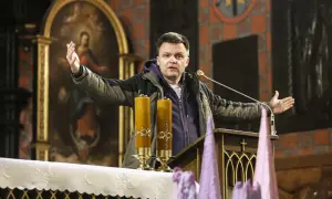 Czy Szymon Hołownia był księdzem? Prawda o jego drodze duchowej