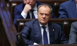 Donald Tusk w ławach sejmowych. Analiza przetasowań i dymisje w rządzie Koalicji Obywatelskiej.