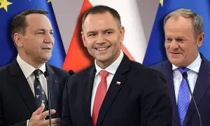 Powrót Donalda Tuska jak wpłynął na notowania Koalicji Obywatelskiej. Trzech polityków na tle flag UE i Polski.
