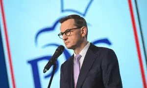 Premier przemawia na tle orła PiS. Czy to zapowiedź zarzutów dla byłych ministrów PiS?