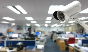 Kamera monitoringu czuwa nad biurem, zapewniając ciągłą inwigilację.
