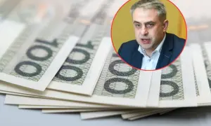Lewica proponuje opodatkowanie gigantów cyfrowych. W tle stos banknotów 100 zł.