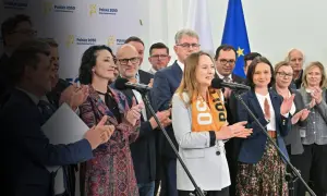 Kobieta w pomarańczowej chuście z napisem "Polska 50" przemawia. Czy Polska 2050 chce zlikwidować 800 plus?