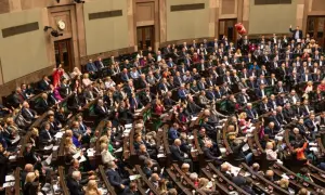 Posłowie Polski 2050 głosują w sprawie aborcji. Widać podniesione ręce i debatę w Sejmie.