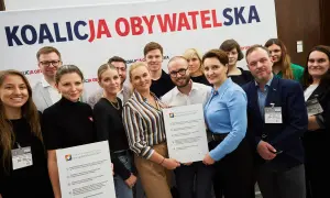 Polska 2050 i Koalicja Obywatelska wspierają prawa osób LGBT+. Grupa osób prezentuje dokument "Pakiet Pierwszej Pomocy dla społeczności LGBT+", promujący związki partnerskie.