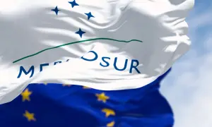 Flaga Mercosur, symbol współpracy gospodarczej, powiewa na tle błękitnego nieba.