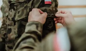 Konfederacja a obowiązkowa służba wojskowa: liderzy dyskutują o przyszłości obronności.